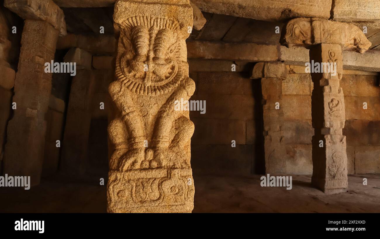 Yali, aussi appelé Vyala, un animal mythique sur le temple Veerabhadra Swamy Mandapa, Lepakshi, Andhra Pradesh, Inde Banque D'Images
