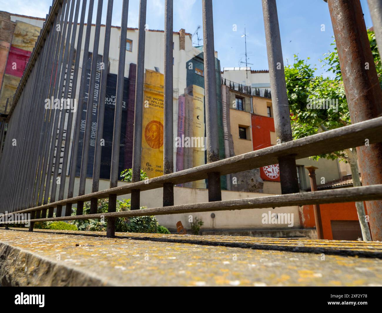 bâtiment barbastro uned. l'enseignement à distance. université barbastro. façade avec des livres peints. décoration de livres Banque D'Images