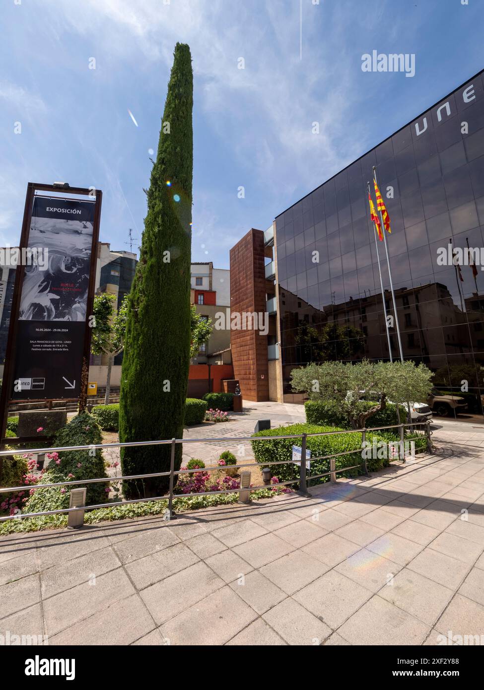 bâtiment barbastro uned. l'enseignement à distance. université barbastro. façade avec des livres peints. décoration de livres Banque D'Images