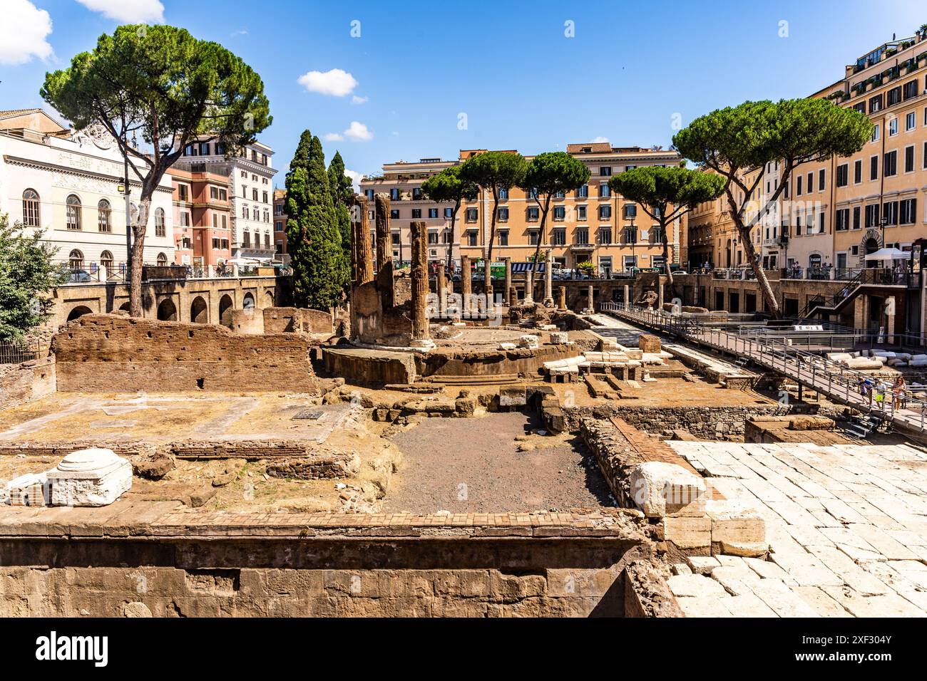 Largo di Torre Argentina construit sur une importante zone archéologique de l'époque romaine, aujourd'hui la plus ancienne colonie de chats de la ville, à Rome, en Italie. Banque D'Images