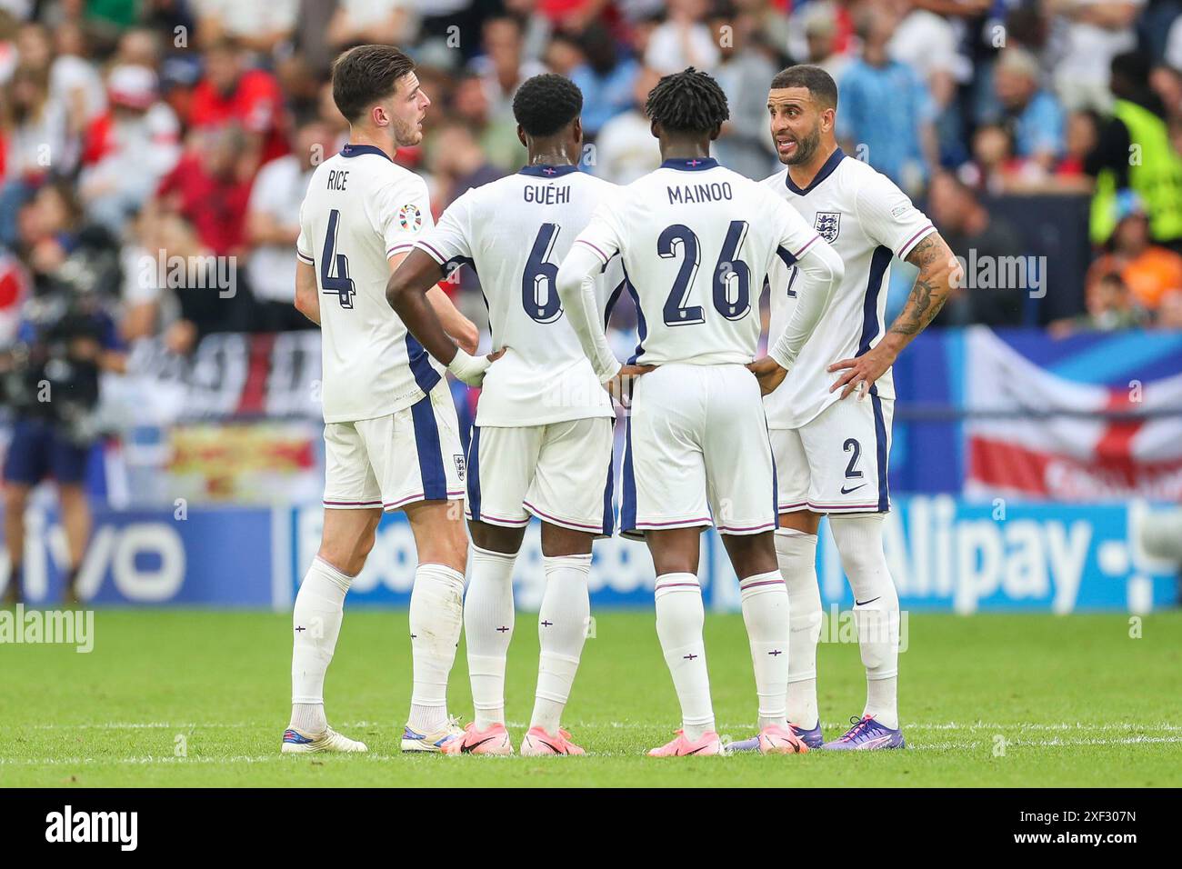 Gelsenkirchen, Allemagne. 30 juin 2024. Champions de l'Angleterre et milieu de terrain de l'Angleterre Kobbie Mainoo (Manchester United) milieu de terrain de l'Angleterre Declan Rice le défenseur de l'Angleterre Kyle Walker le défenseur de l'Angleterre Marc Guehi (Crystal Palace) réagit et parle en perdant lors du match Angleterre vs Slovaquie, UEFA Euro 2024 Round of 16 à l'Arena AufSchalke, Gelsenkirchen, Allemagne le 30 juin 2024 crédit: chaque deuxième Media/Alamy Live News Banque D'Images