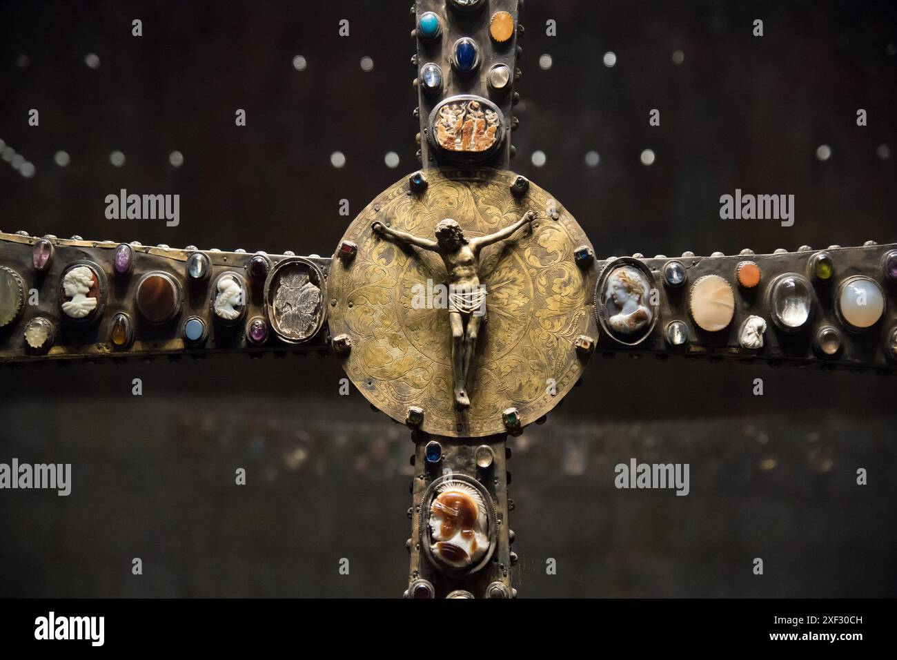 Lombard bois plaqué or processionnel Croce di Desiderio (Croix de Desiderio) du IX siècle dans la salle supérieure de la romane Chiesa di Santa Maria in S. Banque D'Images