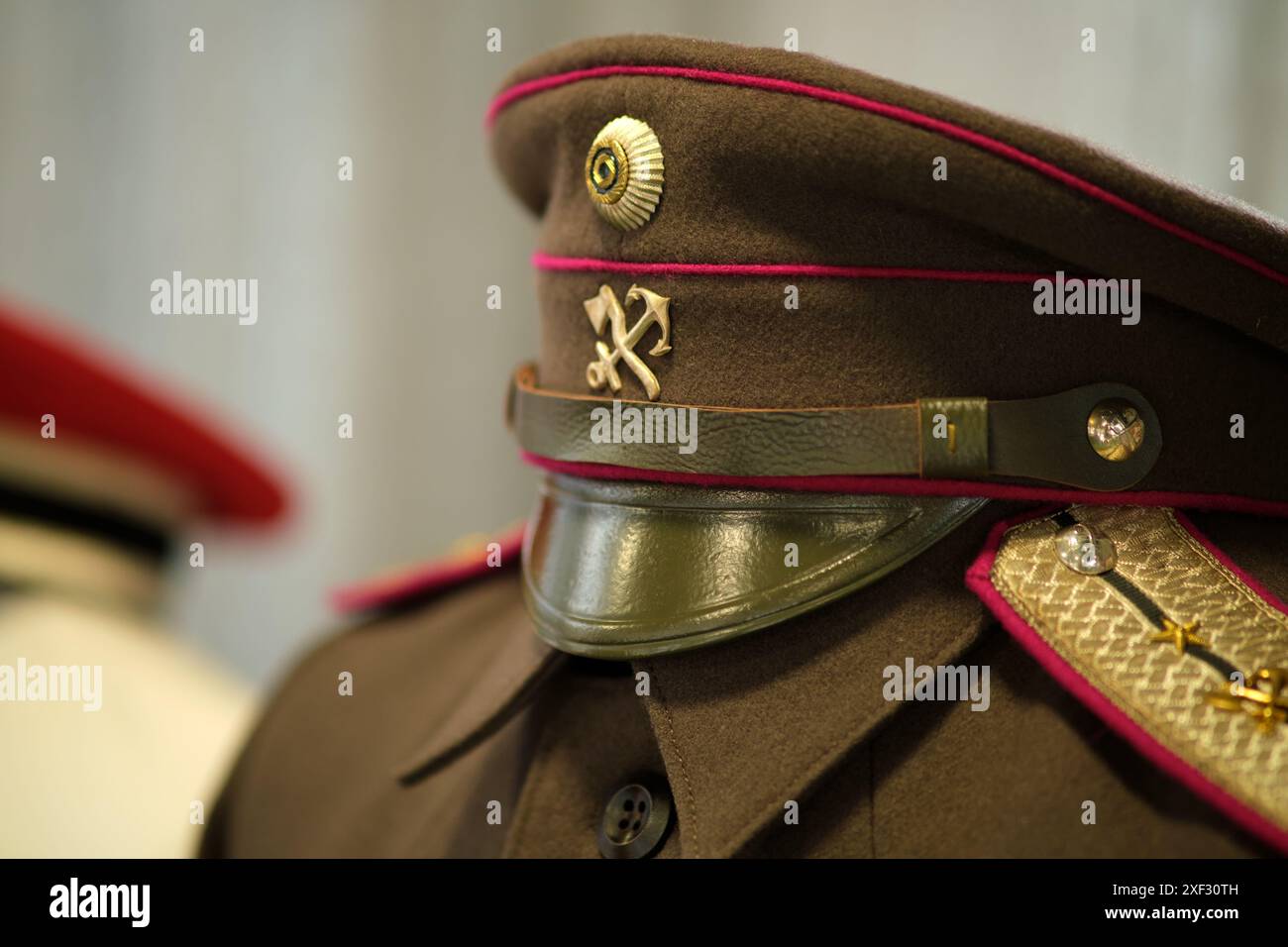 L'ancien uniforme soviétique des conducteurs de train rétro et des cheminots Banque D'Images