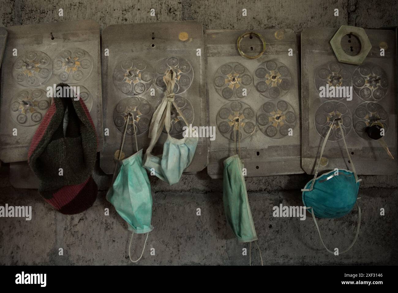 Masques faciaux pré-covid et une balançoire sur le mur d’une industrie domestique dans le village de Kamasan, Klungkung, Bali, Indonésie. Banque D'Images