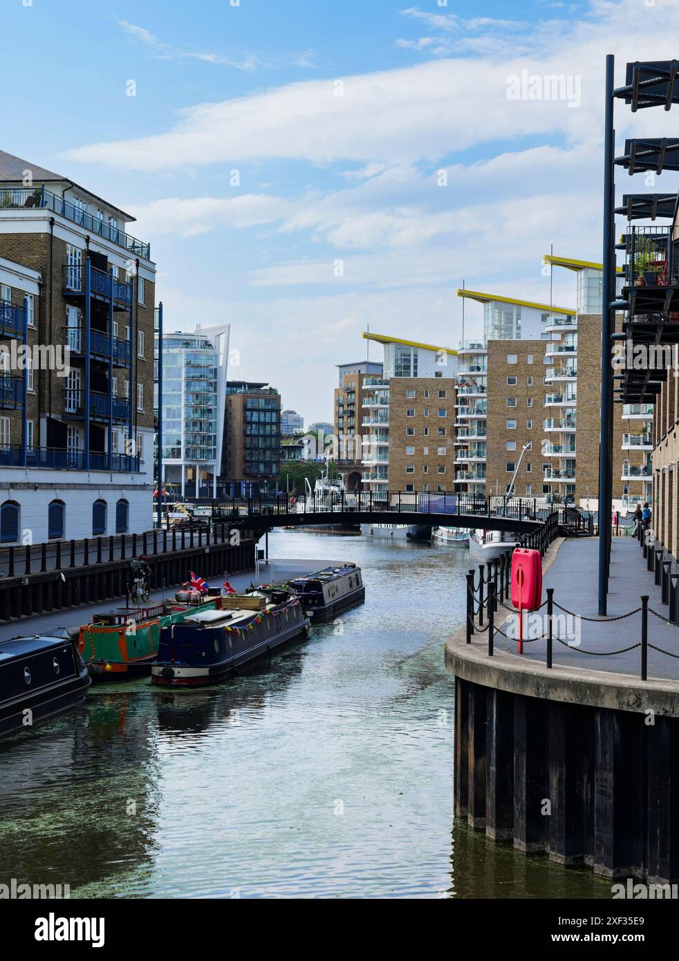 Londres - 06 04 2022 : vue sur le Limehouse Basin depuis Limehouse Cut Banque D'Images