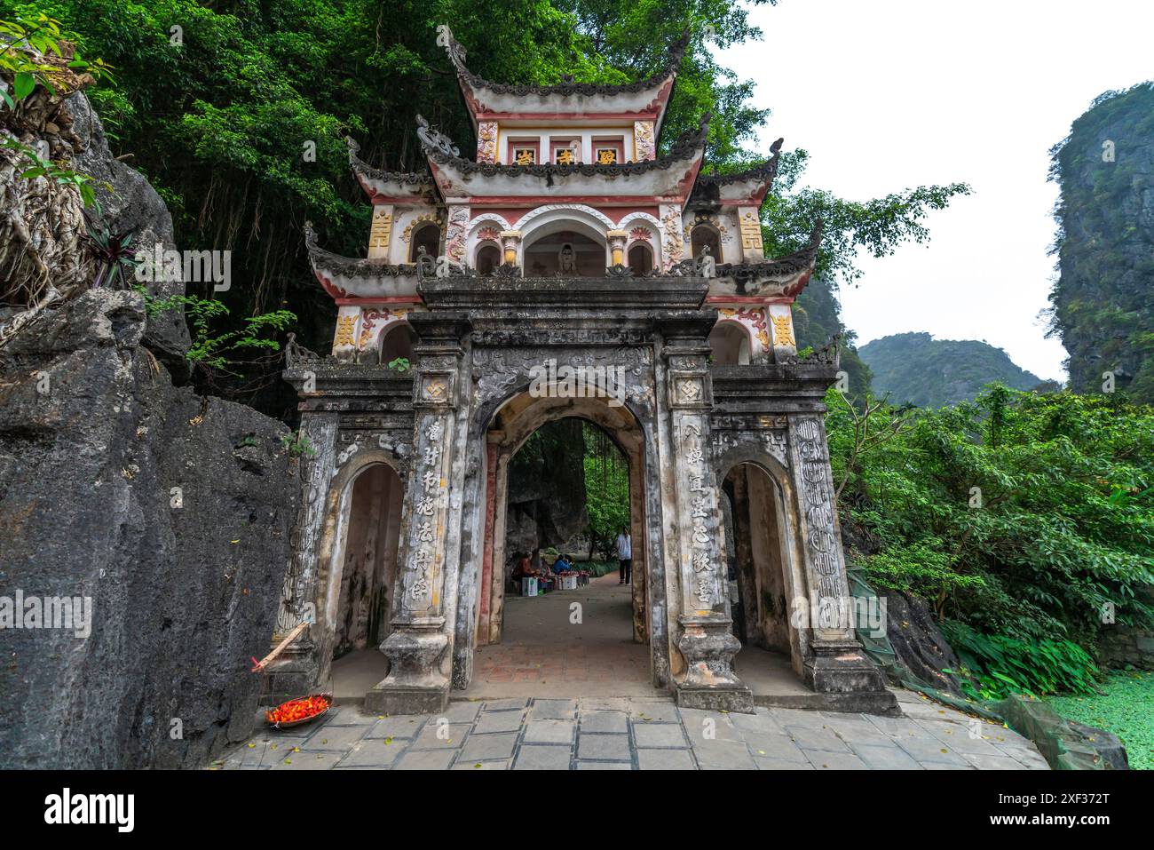 Les touristes visitent l'ancien complexe de pagodes Bich Dong. Ninh Binh, destination de voyage Vietnam Banque D'Images