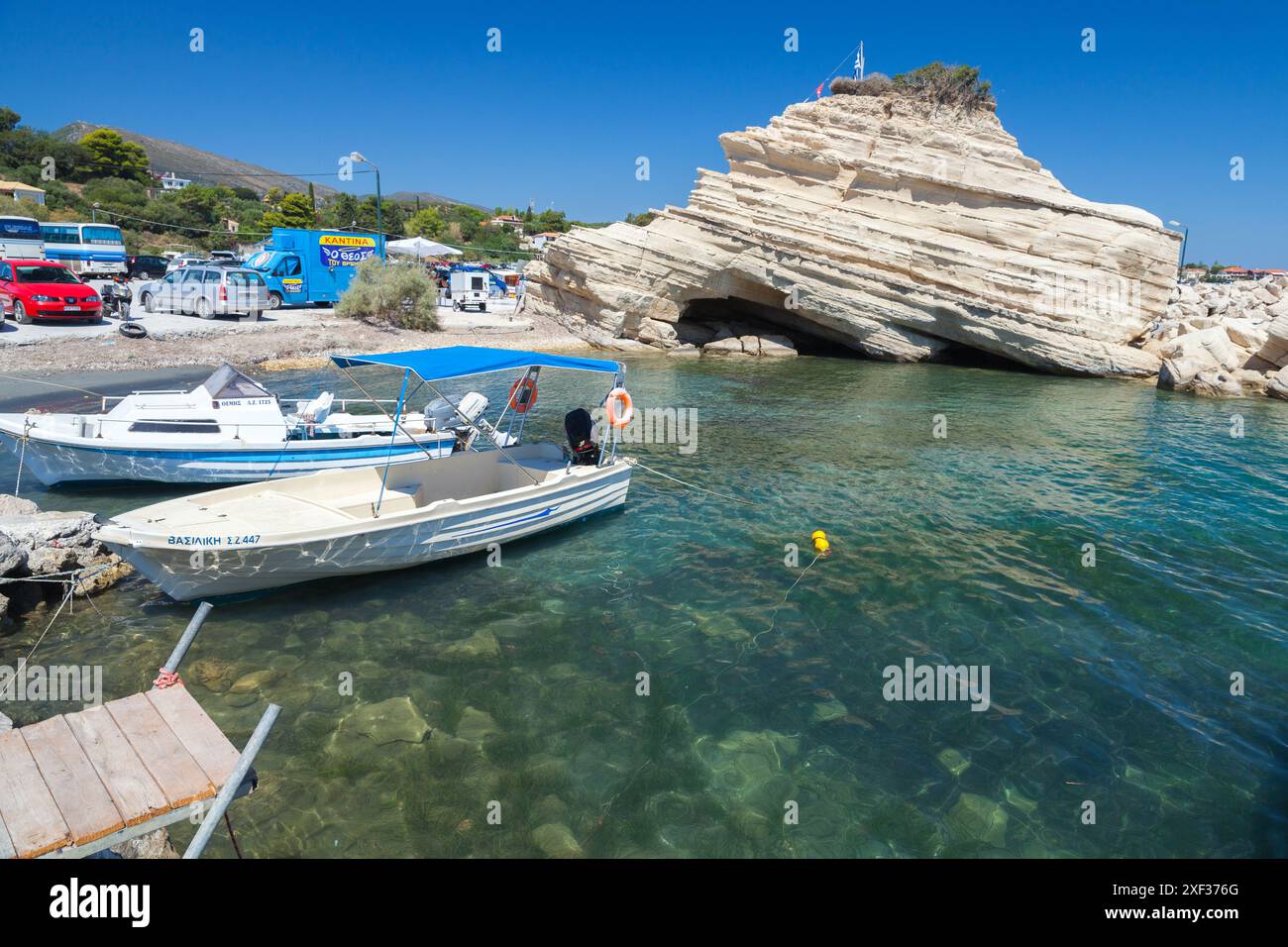 Zakynthos, Grèce - 17 août 2016 : les bateaux de plaisance sont amarrés devant les rochers côtiers d'Agios Sostis Banque D'Images