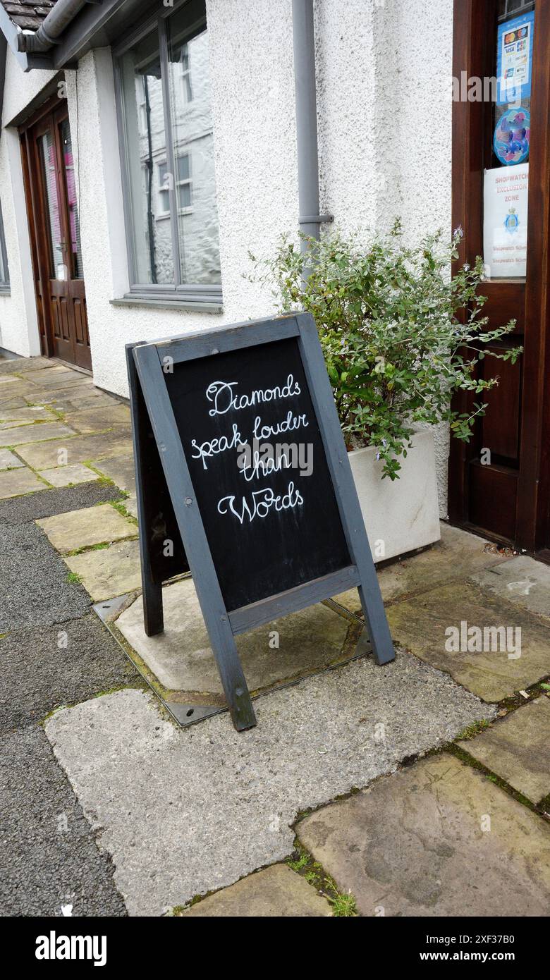 Afficher Un panneau : les diamants parlent plus fort que les mots. Banque D'Images