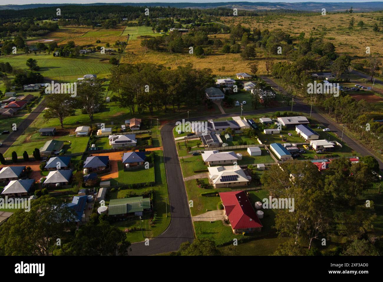 Photo aérienne de Yarraman, Queensland, Australie, où la configuration complexe de la ville est imbriquée dans le paysage luxuriant australien. Banque D'Images