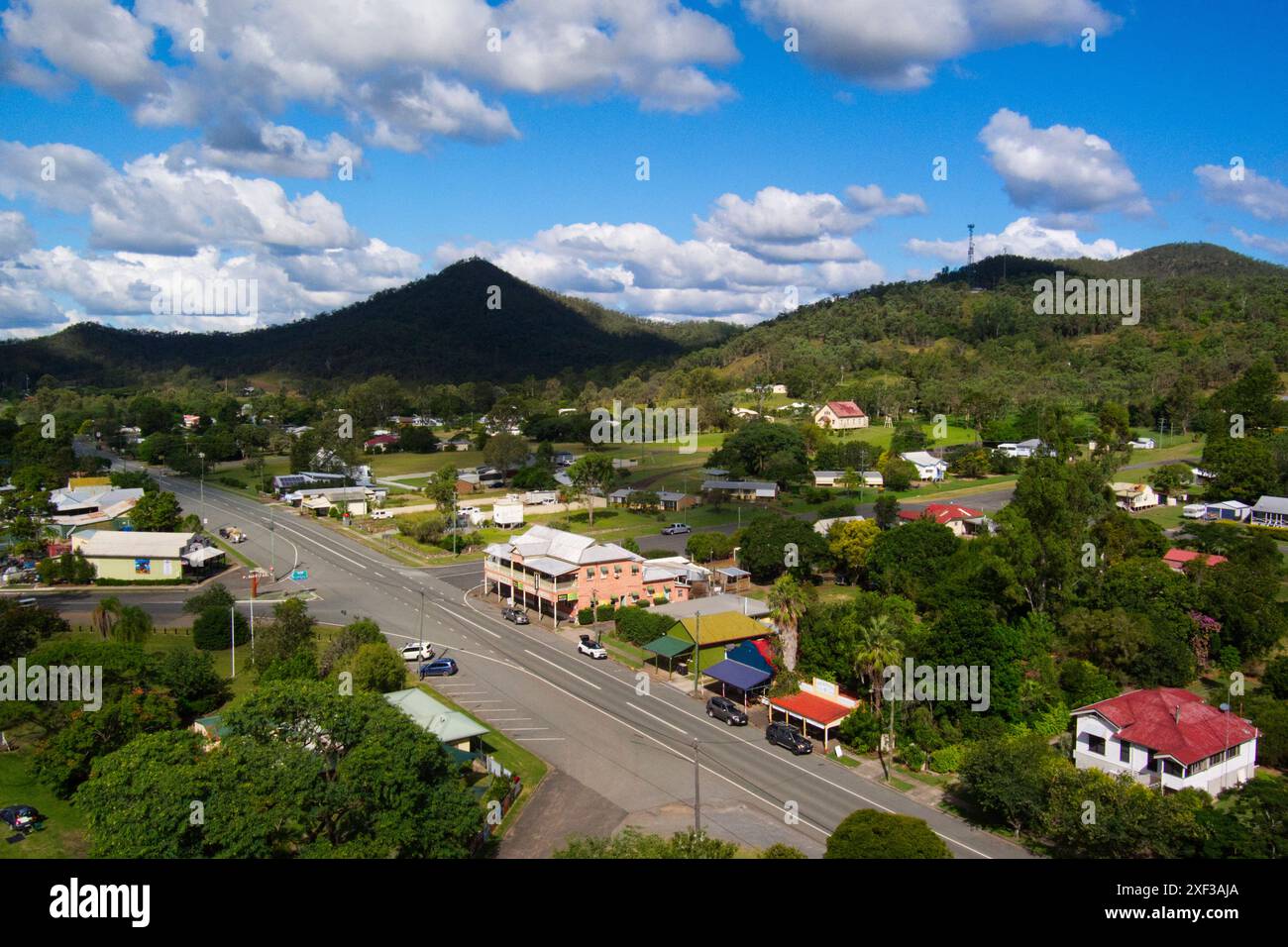 Antenne de Kilkivan, South Burnett, Queensland. Cette ville pittoresque présente des collines verdoyantes et une atmosphère de village pittoresque. Banque D'Images