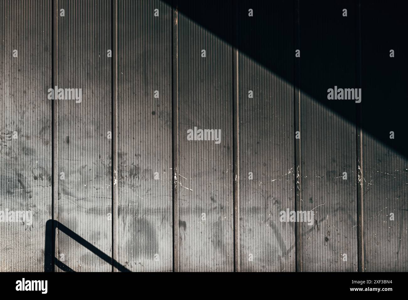 Façade métallique usée d'un ancien bâtiment industriel comme arrière-plan Banque D'Images