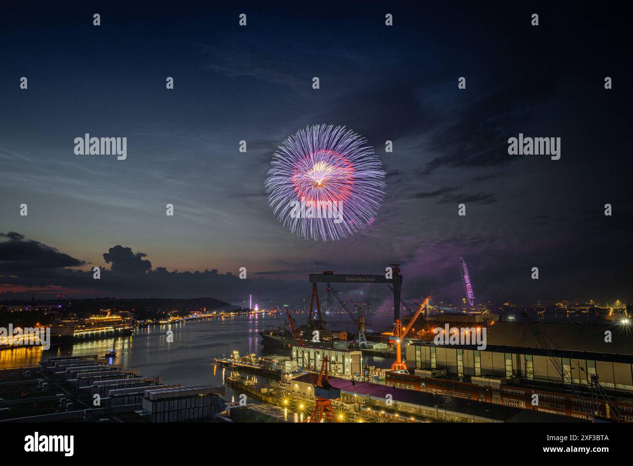 Kieler Woche 2024 Abschlussfeuerwerk der Kieler Woche 2024 Kiel Schleswig-Holstein Deutschland fpr-kiwo-feuerwerk-3128 *** Kieler Woche 2024 feu d'artifice de fermeture du Kieler Woche 2024 Kiel Schleswig Holstein Allemagne fpr kiwo feuerwerk 3128 Banque D'Images