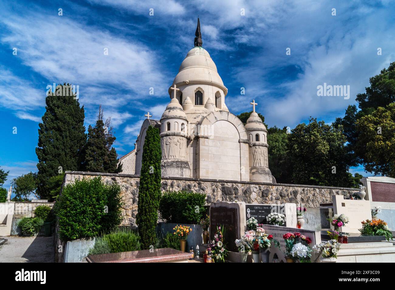 Mausolée de la famille Petrinovic, de Toma Rosandić, style néo-byzantin, 1924-7, cimetière de Supetar, Supetar, île de Brac, Croatie Banque D'Images