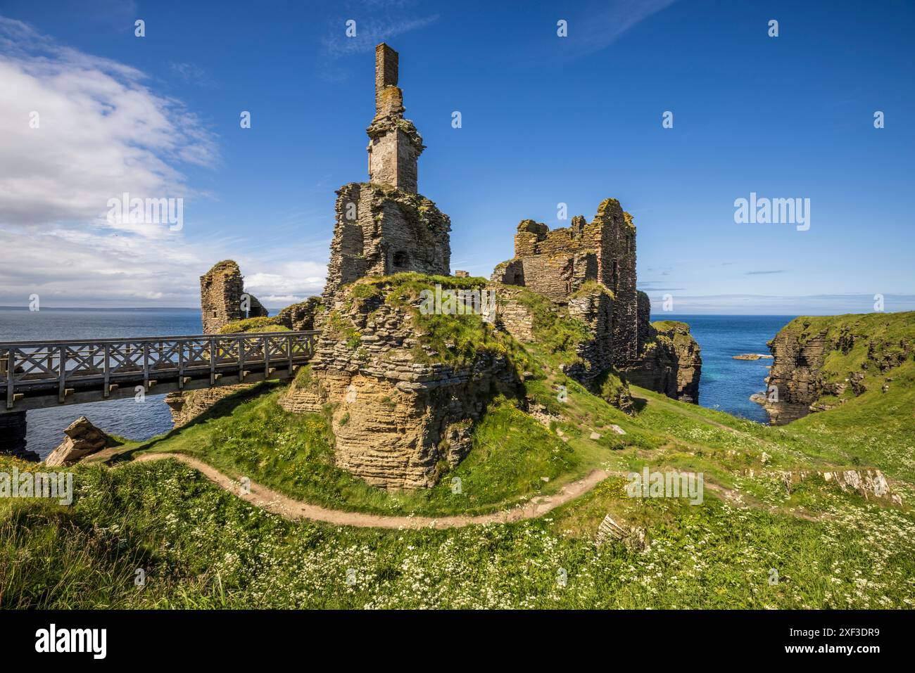 Château Sinclair sur la baie de Sinclair, Caithness, Écosse Banque D'Images