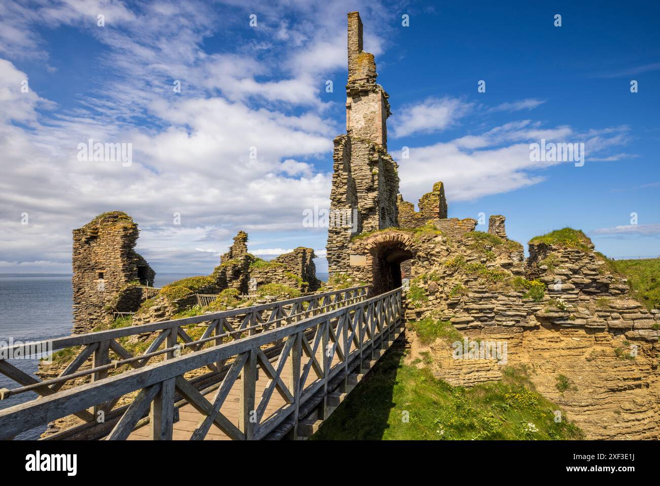 Château Sinclair sur la baie de Sinclair, Caithness, Écosse Banque D'Images