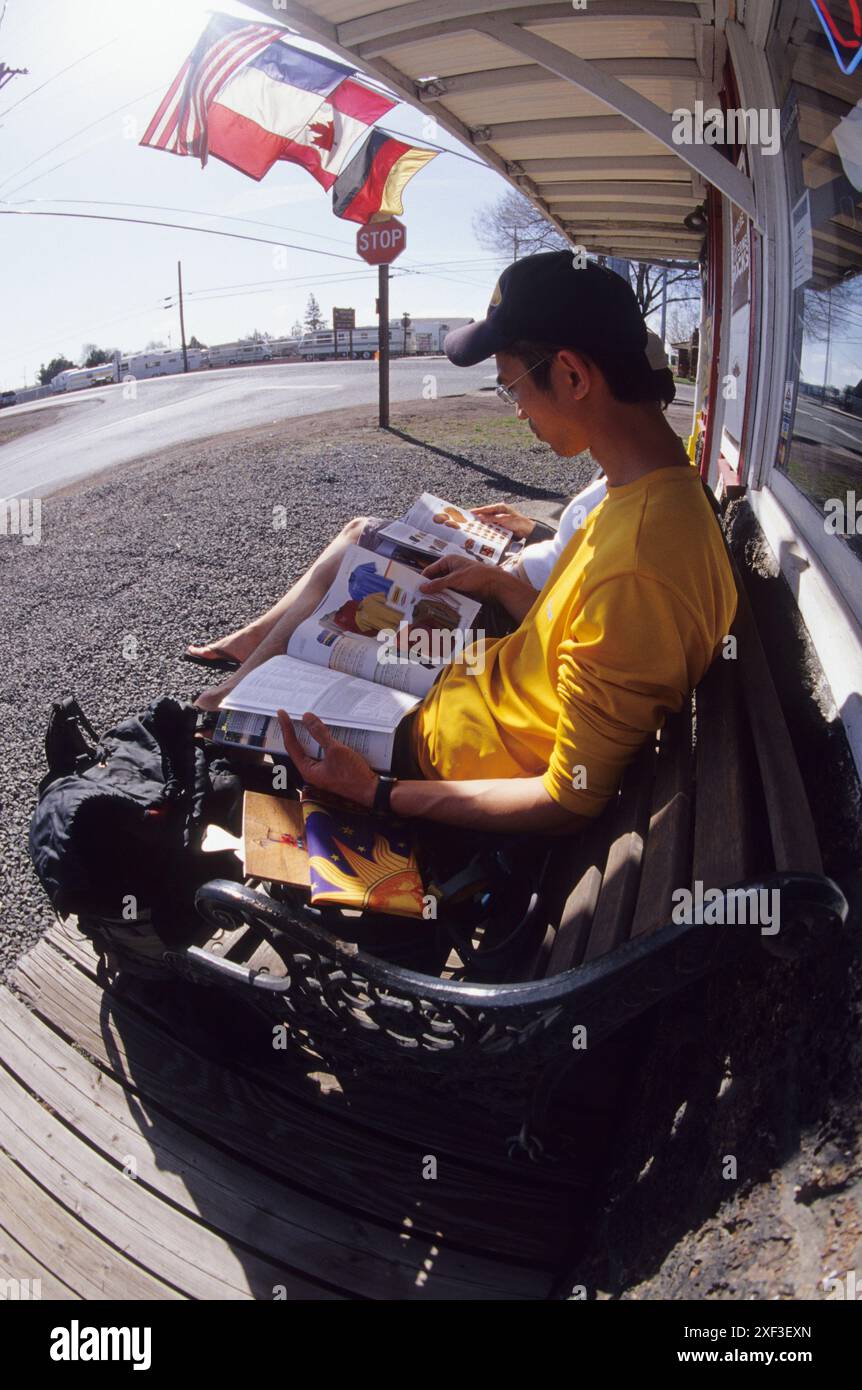Assis sur un porche. Terrebone, Oregon, États-Unis Banque D'Images