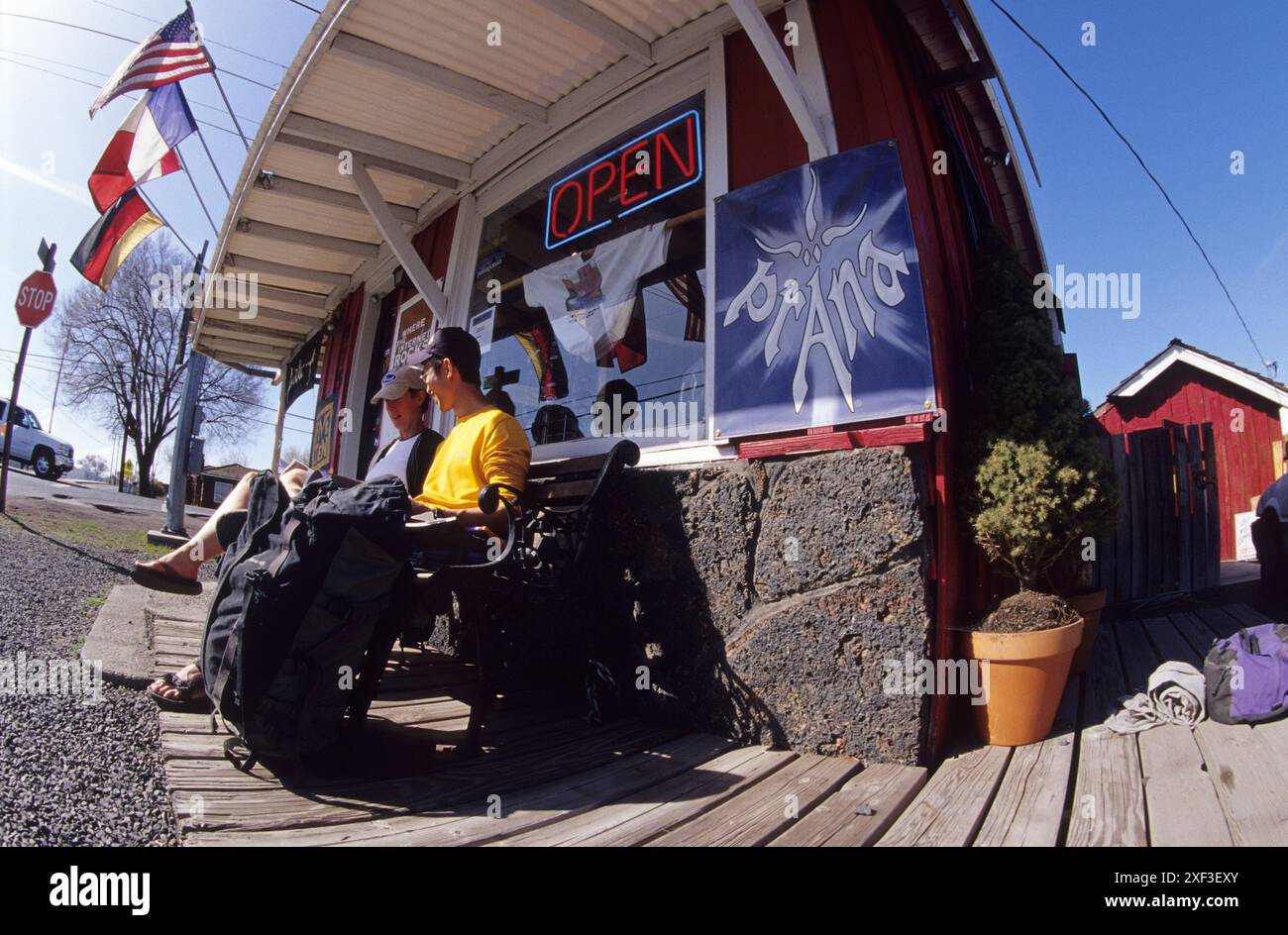 Assis sur un porche. Terrebone, Oregon, États-Unis Banque D'Images