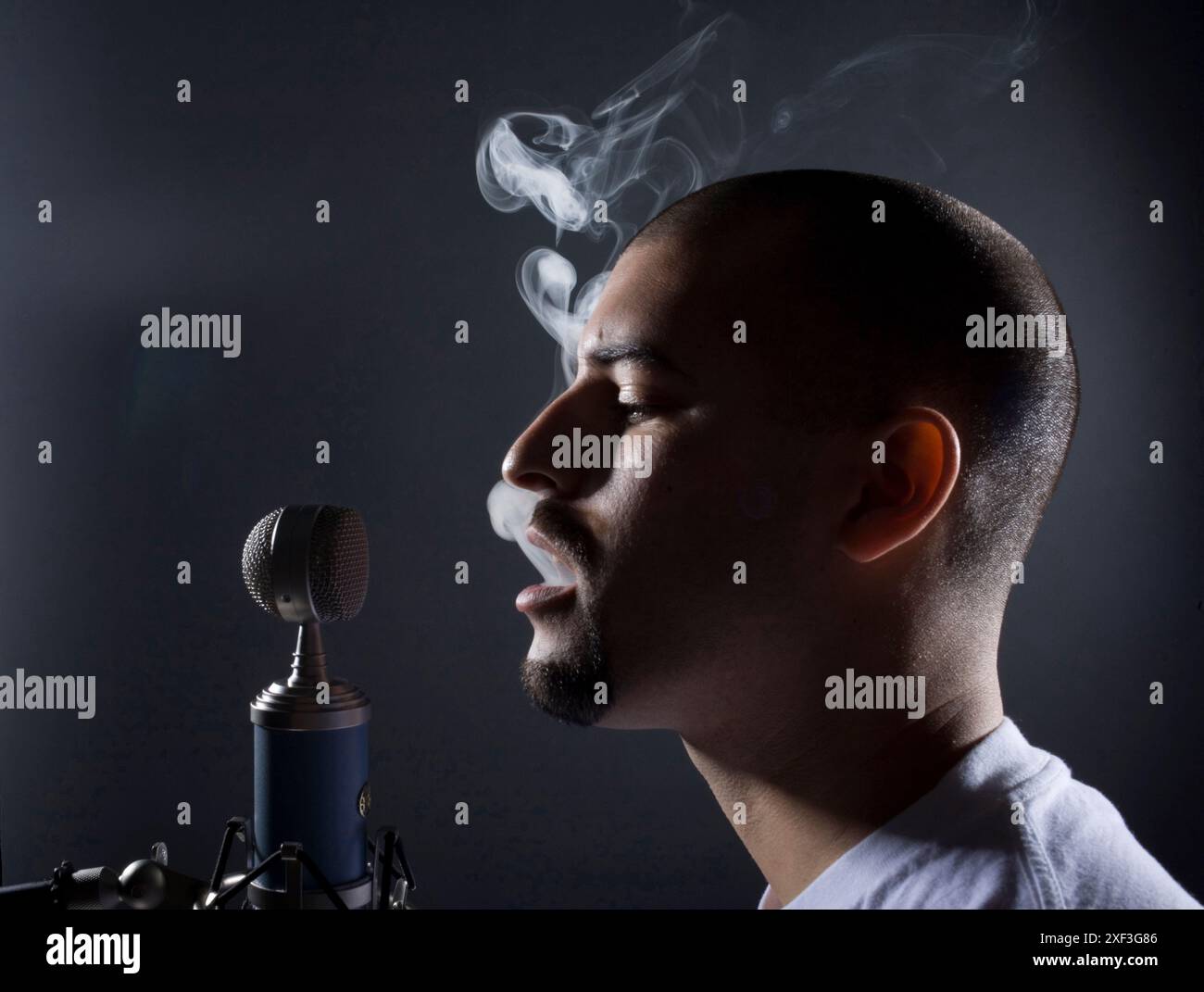 Un rappeur chante dans un micro, à Chula Vista, en Californie. Banque D'Images