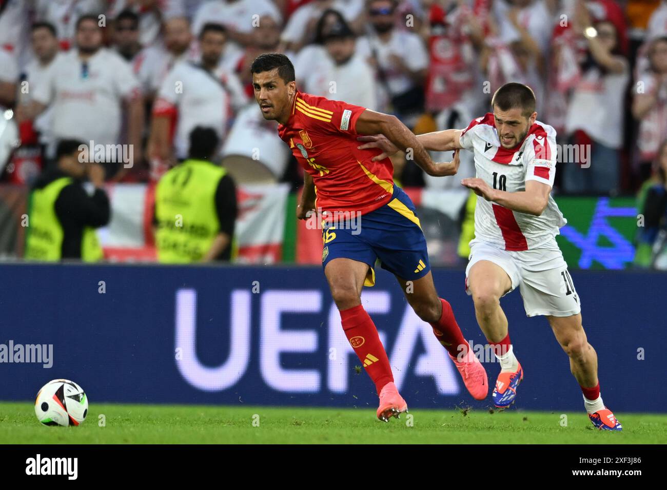 Rodri Hernandez (Espagne)Giorgi Chakvetadze (Géorgie) lors du match UEFA Euro Allemagne 2024 entre Espagne 4-1 Géorgie au stade de Cologne le 30 juin 2024 à Cologne, Allemagne. Crédit : Maurizio Borsari/AFLO/Alamy Live News Banque D'Images