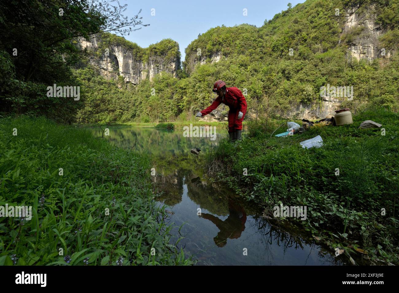 Expédition de spéléologie pour explorer les grottes du maître-système Tongzi dans le nord du comté de Wulong, province de Chongqing en Chine Banque D'Images