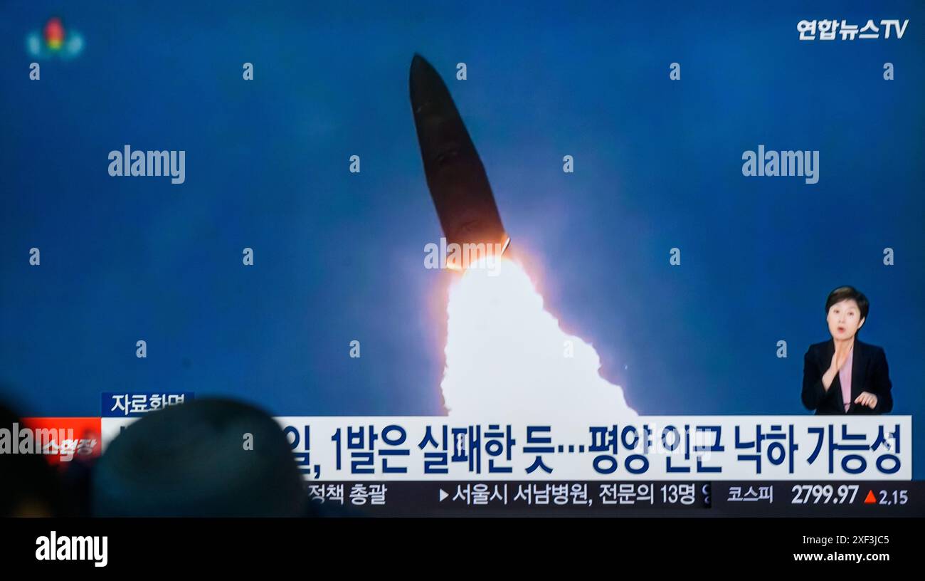 Séoul, Corée du Sud. 01 juillet 2024. Une émission de télévision Yonhapnews de 24 heures à la gare de Yongsan à Séoul montrant une émission de nouvelles avec des images filmées d'un déjeuner de missiles nord-coréens. La Corée du Nord a tiré deux missiles balistiques dans une direction nord-est le 1er juillet, a déclaré l'armée sud-coréenne, avec l'un des lancements probablement échoué et le missile tombant à l'intérieur de la Corée du Nord. (Photo de Kim Jae-Hwan/SOPA images/Sipa USA) crédit : Sipa US/Alamy Live News Banque D'Images