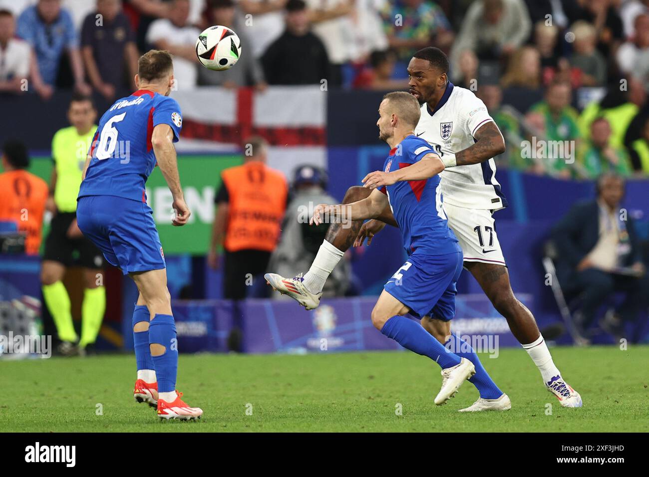 Ivan Toney (Angleterre)Stanislav Lobotka (Slovaquie)Norbert Gyomber (Slovaquie) lors du match UEFA Euro Allemagne 2024 entre l'Angleterre 2-1 d.t.s. Slovaquie à l'Arena AufSchalk le 30 juin 2024 à Gelsenkirchen, Allemagne. Crédit : Maurizio Borsari/AFLO/Alamy Live News Banque D'Images