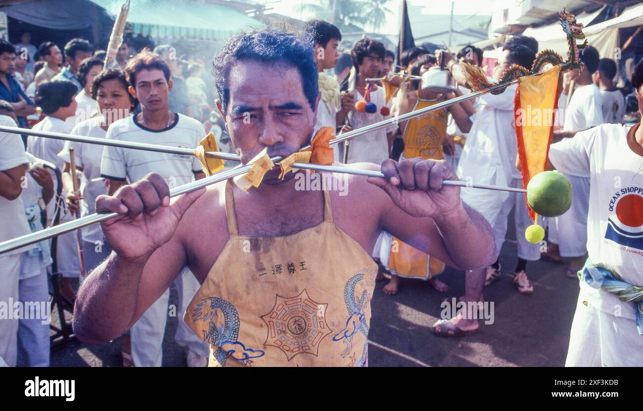 Malaisie, George Town, Penang - le festival des neuf Dieux de l'empereur est un festival végétarien avec des dévots exécutant des actes horribles d'auto-mutilation, suc Banque D'Images