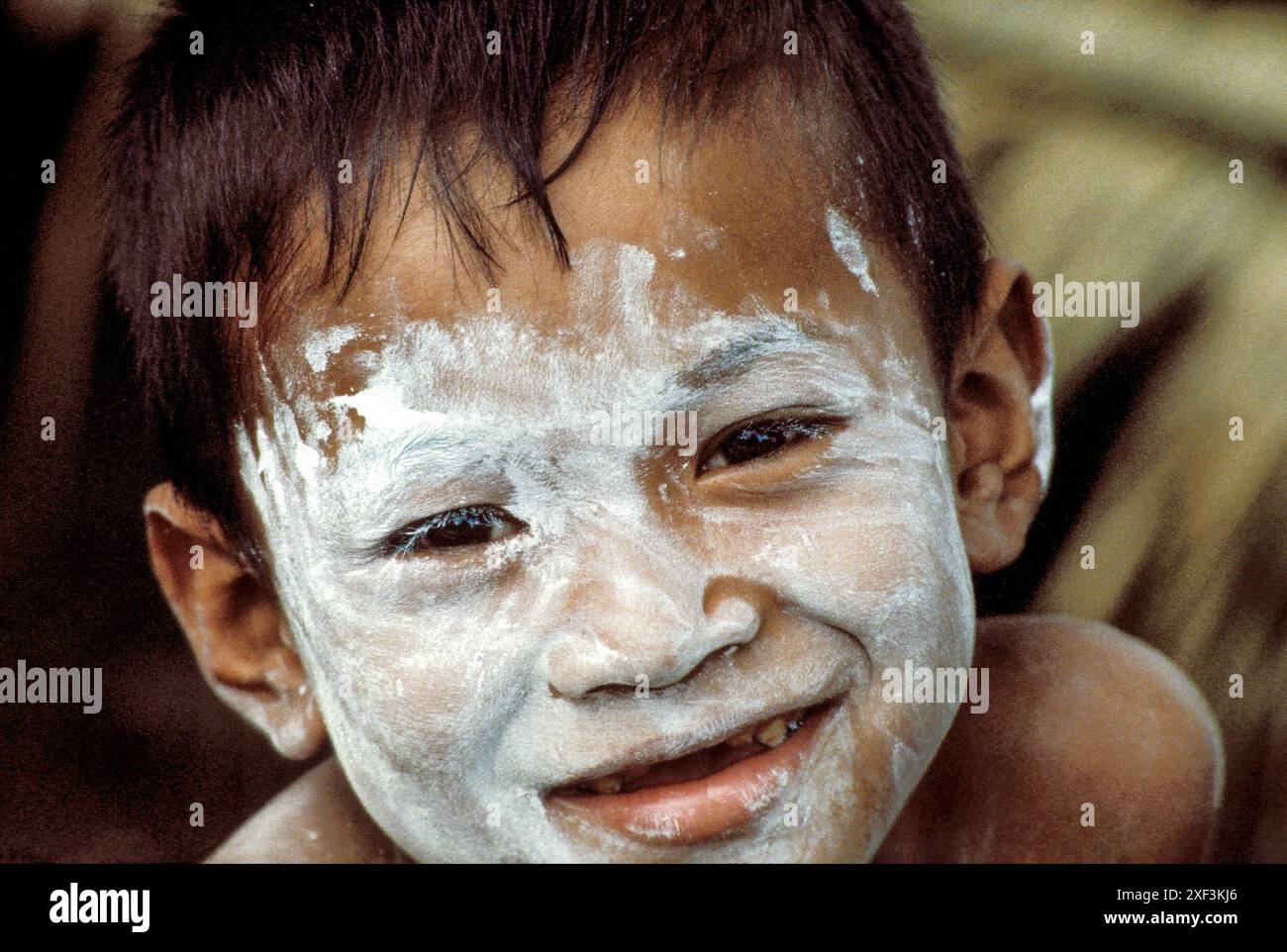 Thaïlande, région du Nord-est Portrait d'un garçon avec de la poudre tanaka sur le visage, une protection couramment utilisée contre le soleil et pour maintenir la peau. Banque D'Images