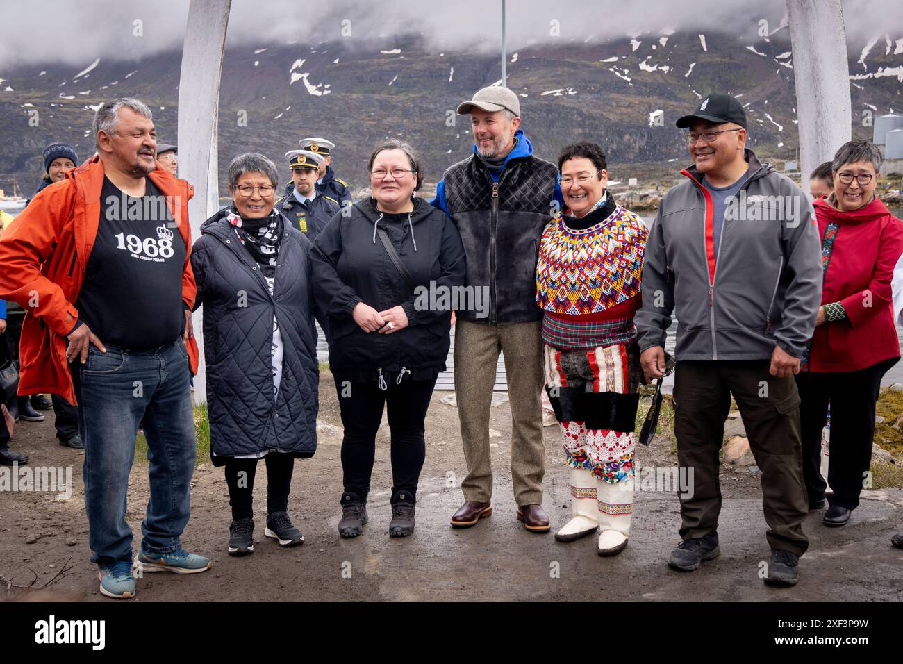 Le roi Frederik X salue les résidents de la génération 1968 à son arrivée à Qeqertarsuaq au Groenland, le dimanche 30 juin 2024. Pour beaucoup au Groenland, l'année de naissance est la base d'une communauté forte, peu importe d'où vous venez. Plusieurs de ces résidents ont également été pris en photo avec leur pair de l'année, le roi Frederik X. la ville de Qeqertarsuaq est située sur la plus grande île du Groenland du même nom, également connue sous le nom d'île Disko. Le couple royal visite officiellement le Groenland du 29 juin au 6 juillet 2024. La visite commence dans la baie de Disko et le couple royal voyage ensuite Banque D'Images
