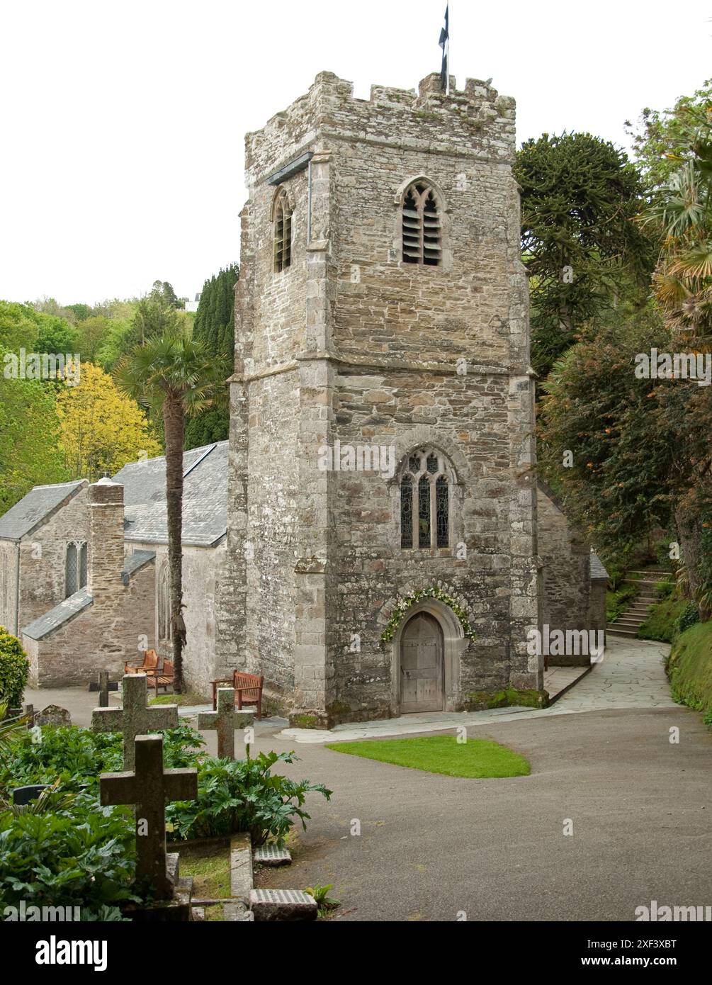Église et cimetière St Just, St Just à Roseland, Cornouailles, Royaume-Uni. St Just's Church, St Just in Roseland, est une église paroissiale classée Grade I dans le C. Banque D'Images