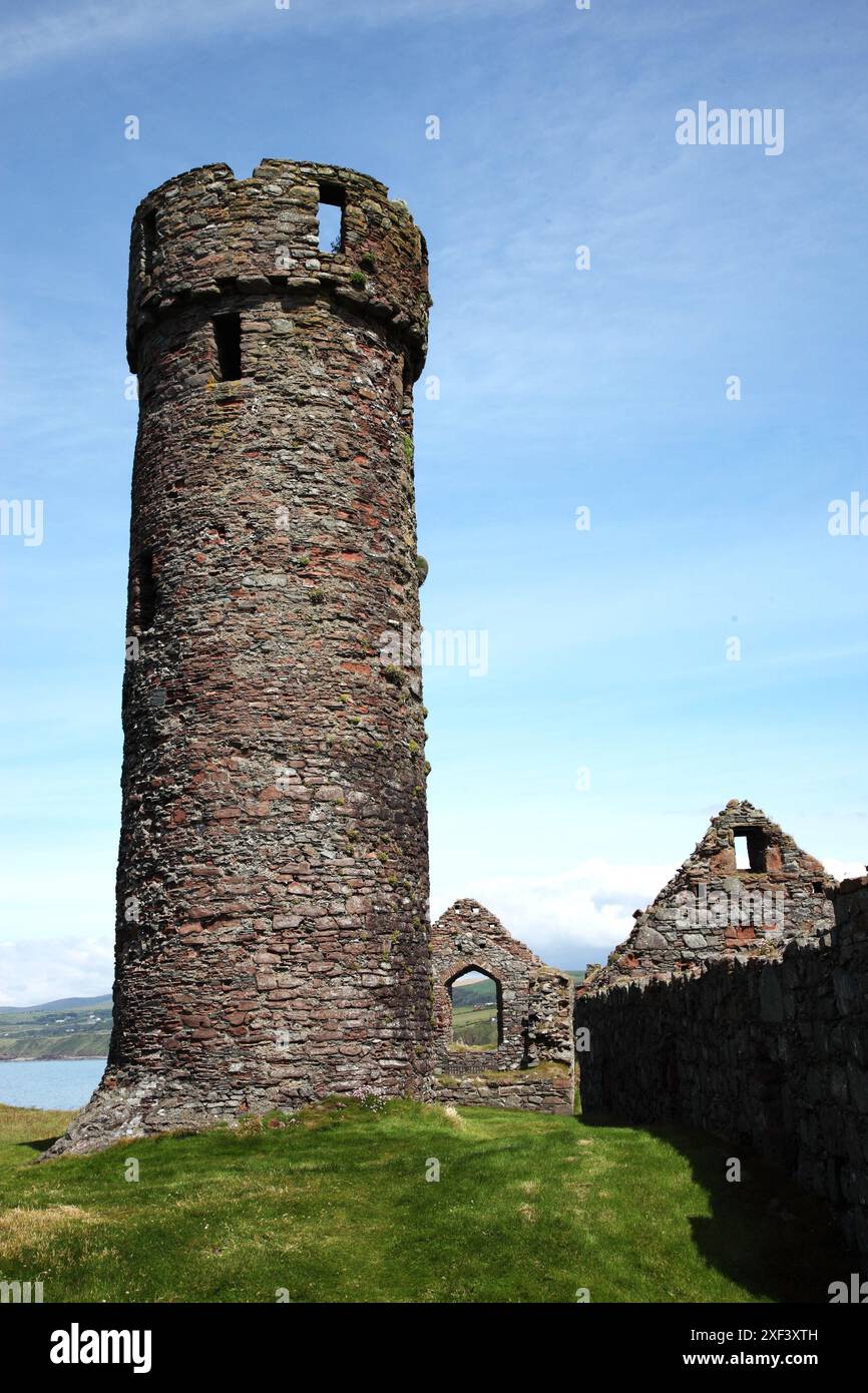 Tour ronde du XIe siècle et ruines de produits Église de Patrick dans le château de Peel à Peel dans l'île de Man, construite par les Norvégiens. Banque D'Images