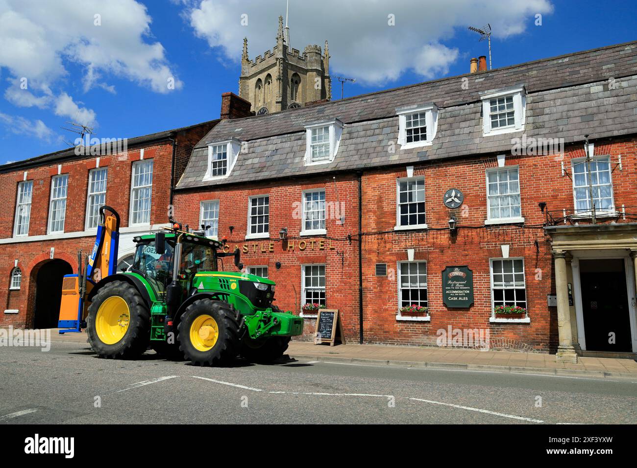 John Deer Tractor passant devant le Castle Hotel, Devizes, Wiltshire. Banque D'Images