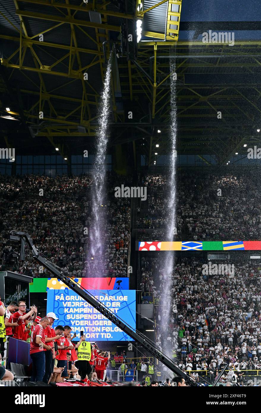 Fussball, Europameisterschaft, EURO 2024, Achtelfinale, signal Iduna Park Dortmund : Deutschland - DŠnemark ; Unwetter Unterbrechung in Dortmund. Feature, Symbol, Symbolbild, Einzelbild. Banque D'Images