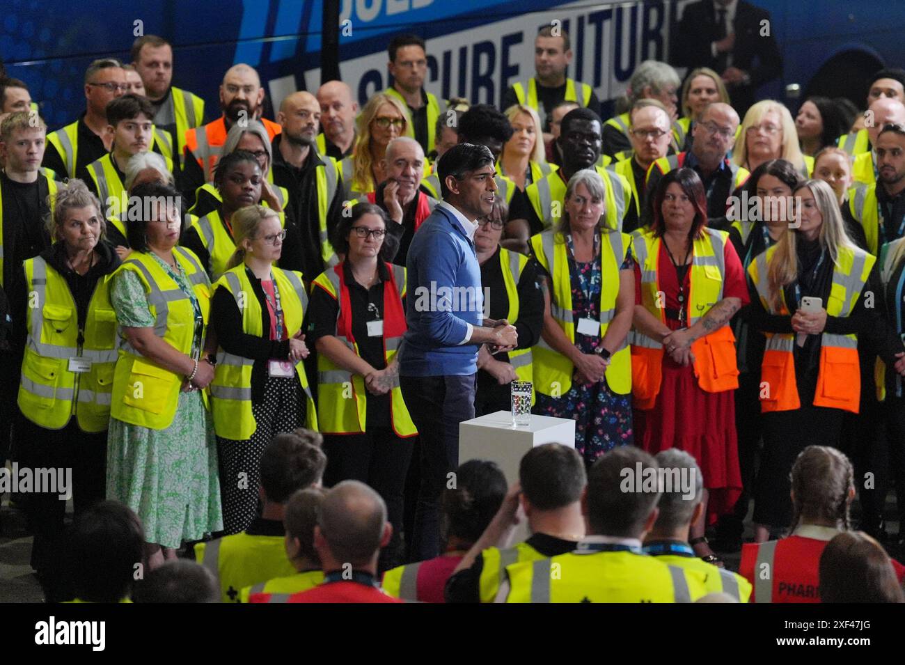 Le premier ministre Rishi Sunak s’entretient avec le personnel lors d’une visite à Well Healthcare Supplies, un centre d’emballage et de distribution de produits pharmaceutiques à Stoke-on-Trent, dans le Staffordshire, alors qu’il est sur la piste de la campagne électorale générale. Date de la photo : lundi 1er juillet 2024. Banque D'Images