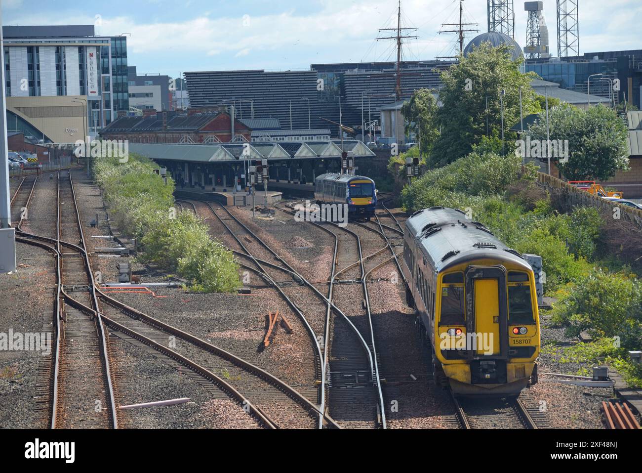 Trains ScotRail Class 158 et 170 approchant de la gare de Dundee, juin 2024 Banque D'Images