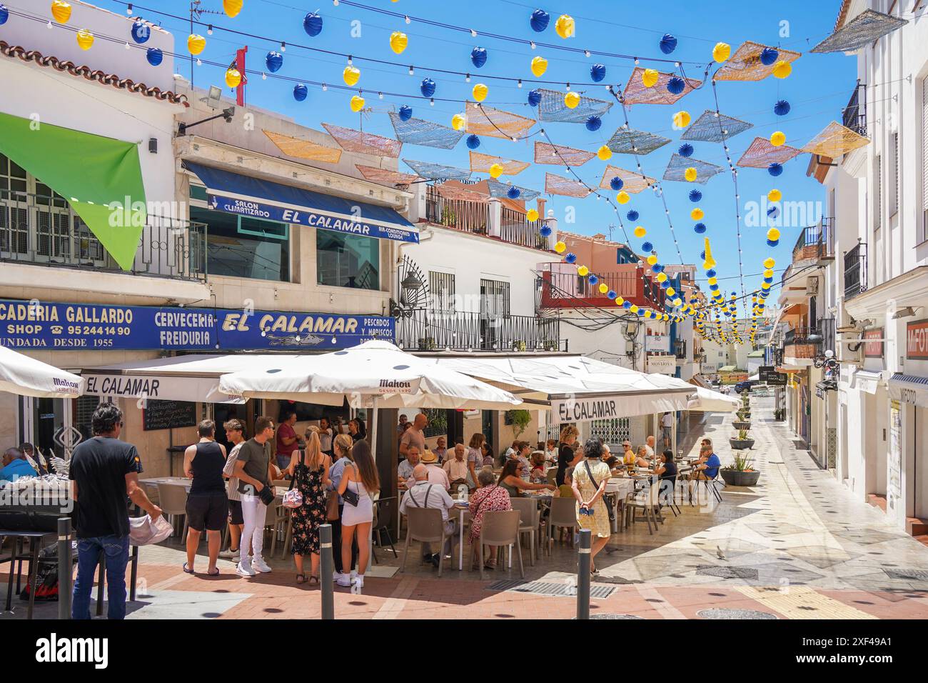 Restaurant de fruits de mer espagnol animé à Arroyo de la miel, Andalousie, Espagne. Banque D'Images