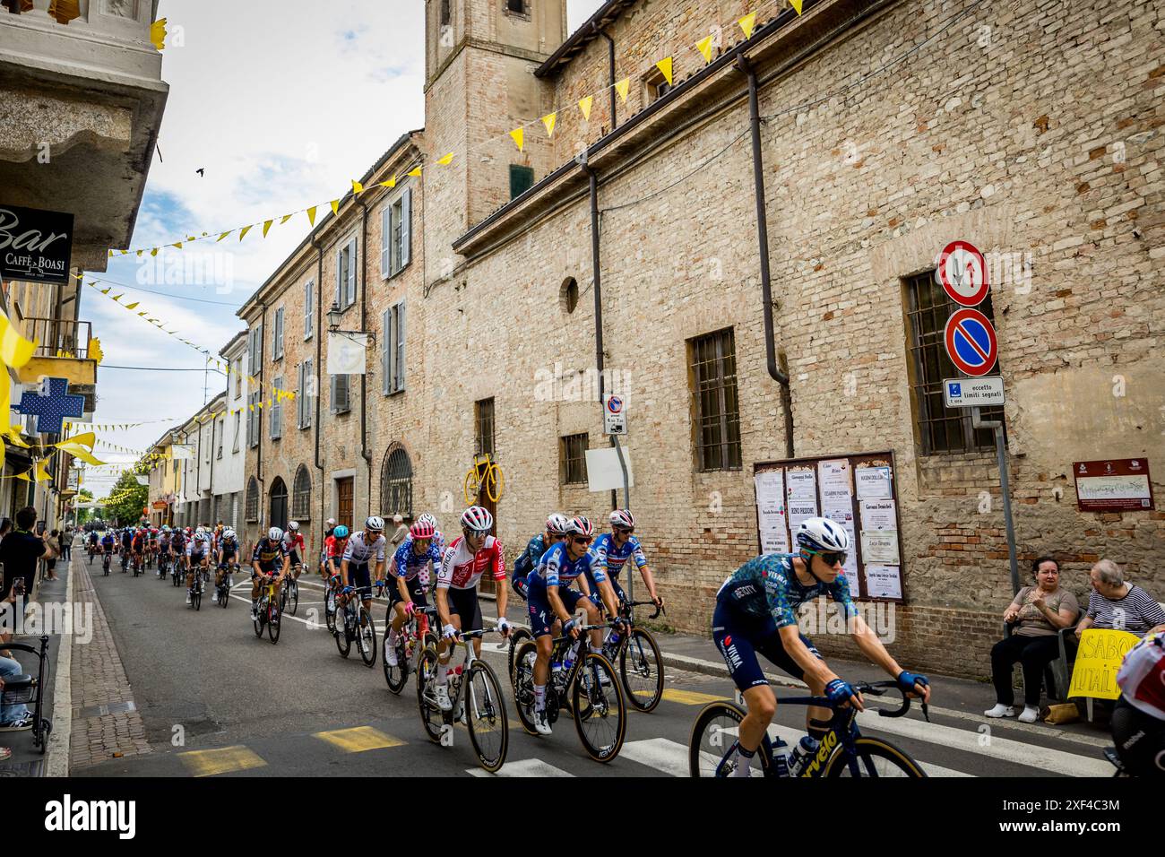 Turin, Italie. 01 juillet 2024. Le peloton de coureurs en action lors de l'étape 3 du Tour de France 2024, de plaisance, Italie à Turin, Italie (230, 5 km) le lundi 01 juillet 2024. La 111ème édition du Tour de France débute le samedi 29 juin et se termine à Nice le 21 juillet. BELGA PHOTO DAVID PINTENS crédit : Belga News Agency/Alamy Live News Banque D'Images
