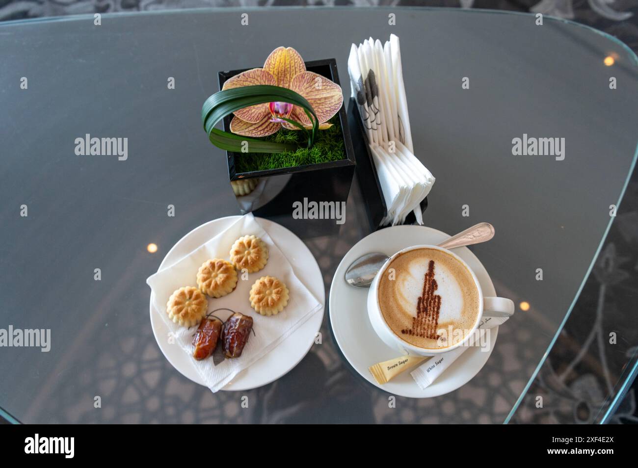 Une tasse gratuite de café arabe traditionnel, gahwa (café émirati) avec sa signature de la Burj Khalifa (Tour Khalifa) servie avec luqaimat, moi Banque D'Images