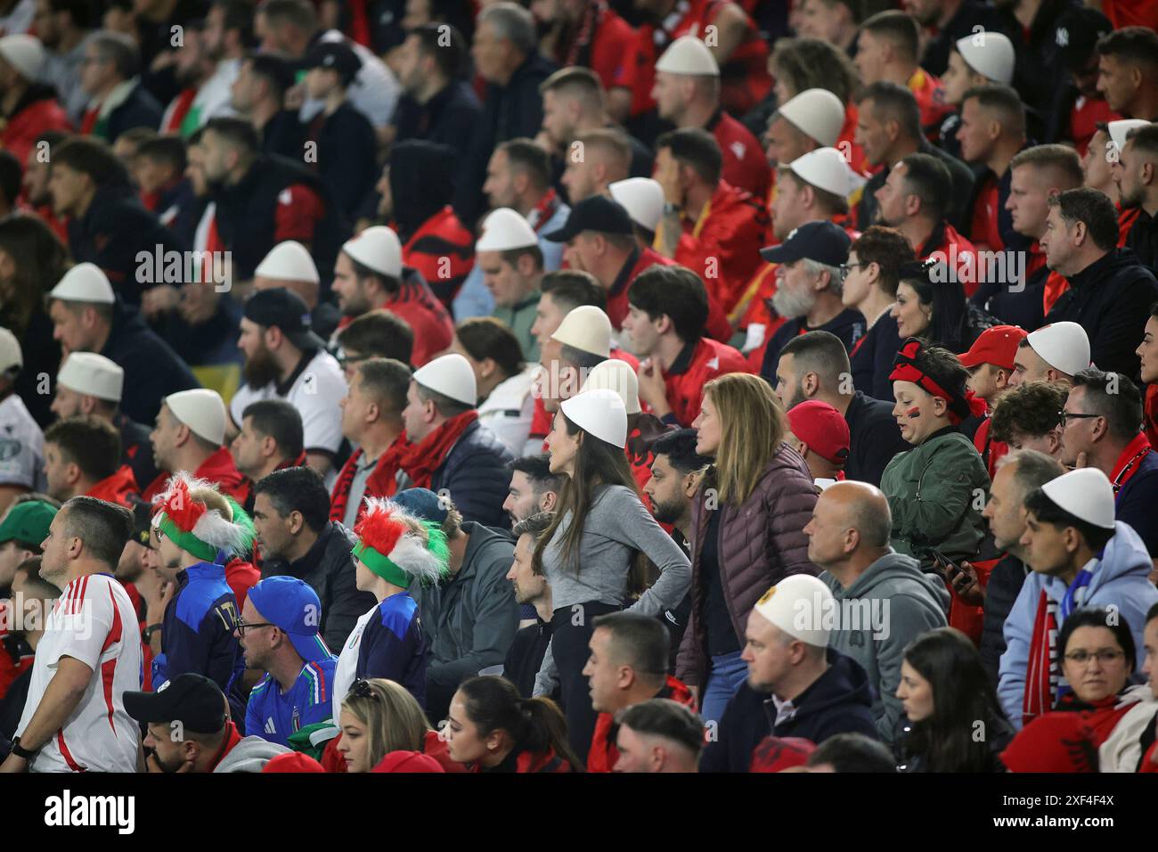 firo : 15.06.2024, Football, Football : UEFA EURO 2024, EM, Championnat d'Europe 2024, phase de groupes, M04, match 04, Italie, ITA - Albanie, ALB fans de l'Albanie avec des chapeaux traditionnels Banque D'Images