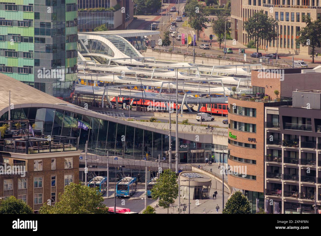 Arnhem, pays-Bas - 11 juin 2024 : vue à la gare centrale avec des bureaux dans le centre-ville d'Arnhem, pays-Bas Banque D'Images