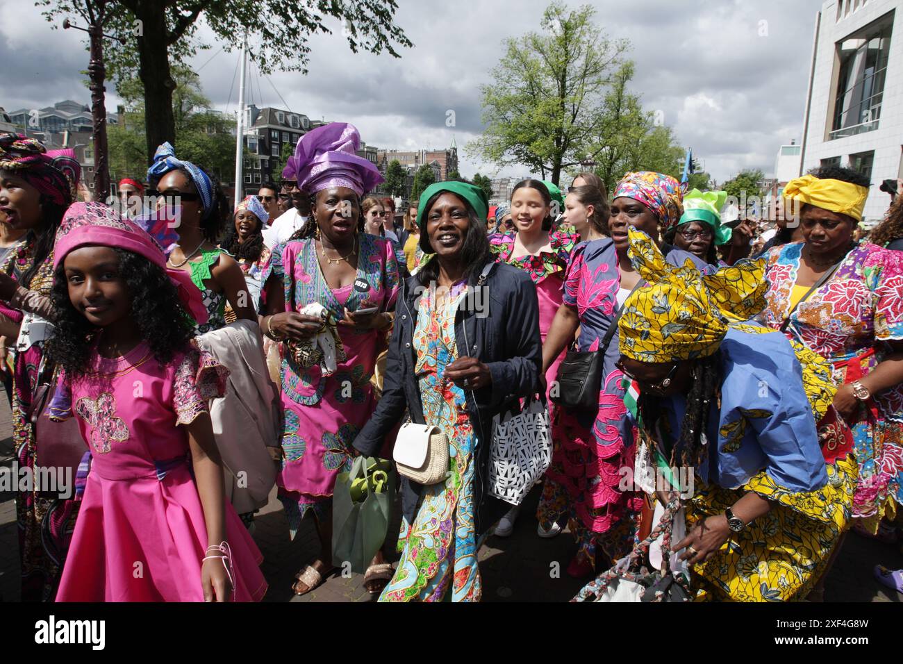 Amsterdam, pays-Bas. 01 juillet 2024. Les gens prennent part à la célébration Bigi Spikri pour « rappeler la Journée de l'abolition de l'esclavage » le 1er juillet 2024 à Amsterdam, aux pays-Bas. Ils honorent les esclaves et leurs descendants dans leur lutte pour la liberté et l'émancipation. La Hollande avait été profondément impliquée dans la traite des esclaves avec l'Afrique et les Antilles néerlandaises. (Photo de Paulo Amorim/Sipa USA) crédit : Sipa USA/Alamy Live News Banque D'Images