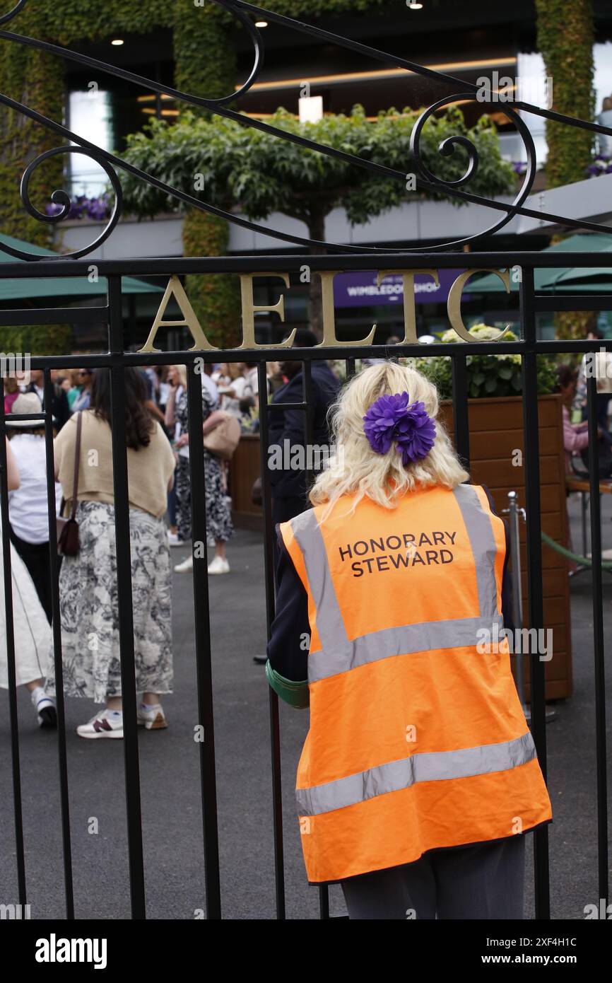 01 juillet 2024, Londres, Royaume-Uni les foules se rassemblent au début de Wimbledon 2024 - le jour d'ouverture de l'un des plus grands événements du monde du tennis a vu les foules affluer dans la banlieue londonienne qui est reprise une fois par an par l'événement. Les stewards ont aidé les visiteurs aux nombreuses portes des terrains de sport. Banque D'Images