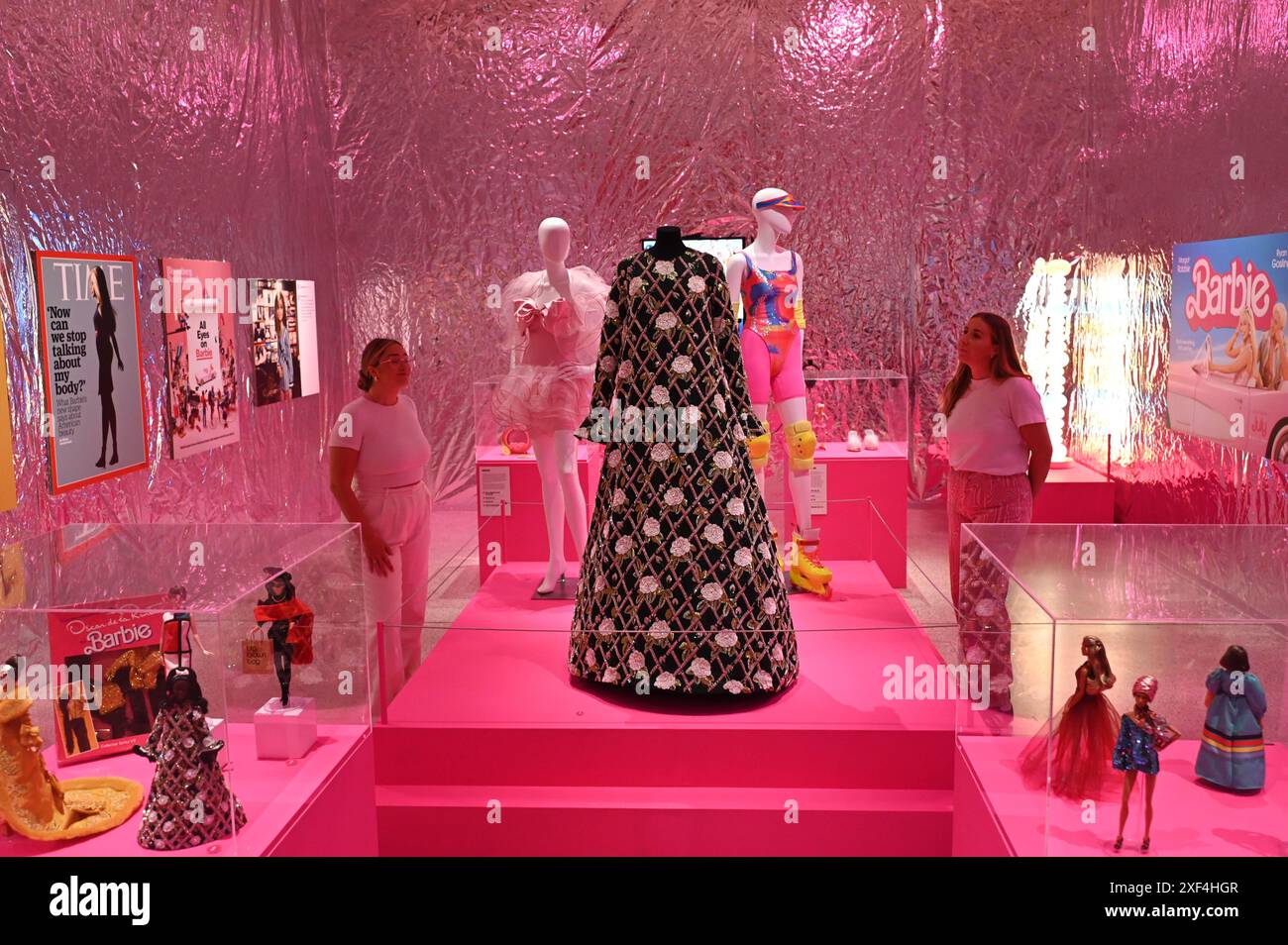 Le Design Museum de Londres dévoile son exposition sur l'histoire du design de Barbie. Marquant les 65 ans de la célèbre poupée, l'exposition, qui ouvre au public le vendredi, comprend plus de 250 objets. Les faits saillants incluent la première Barbie à se déplacer et la première Barbie à parler, ainsi que la première édition rare. Banque D'Images