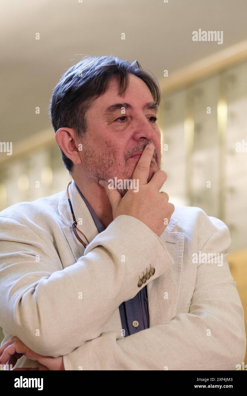 Le directeur de Cervantes Luis Garcia Montero lors du legs "in memoriam" du poète Severo Sarduy à la Caja de las Letras de l'Institut Cervantes, Banque D'Images