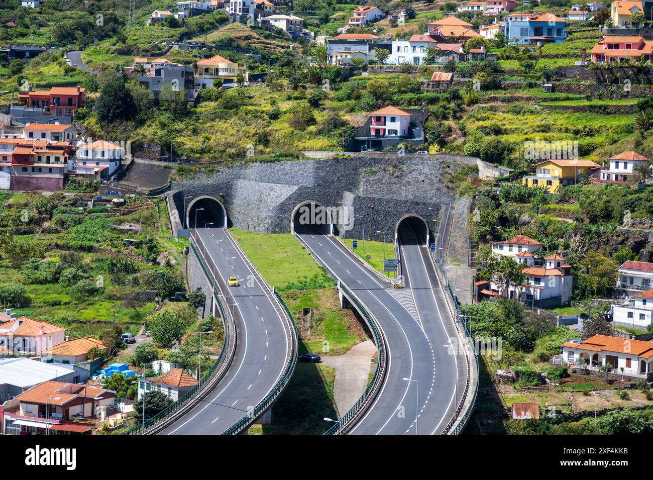 Tunnels autoroutiers à Machico, Madère, Portugal, la deuxième plus grande ville de Maderia abritant l'aéroport Ronaldo, et ville de pêcheurs Banque D'Images