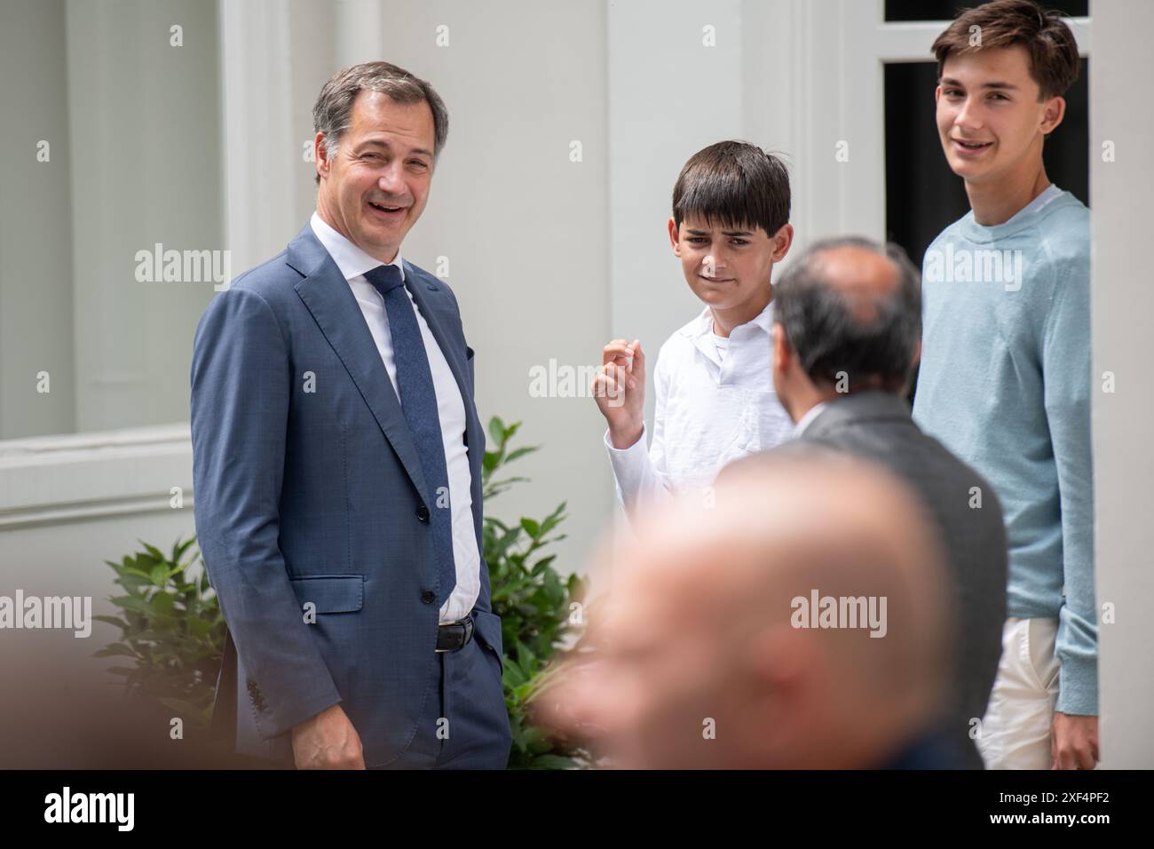 Bruxelles, Belgique. 01 juillet 2024. Le premier ministre Alexander de Croo et ses 2 enfants sont vus avant la cérémonie de passation de la présidence tournante de six mois du Conseil de l'Union européenne de la Belgique à la Hongrie, lundi 1er juillet 2024 à Bruxelles. BELGA PHOTO JONAS ROOSENS crédit : Belga News Agency/Alamy Live News Banque D'Images