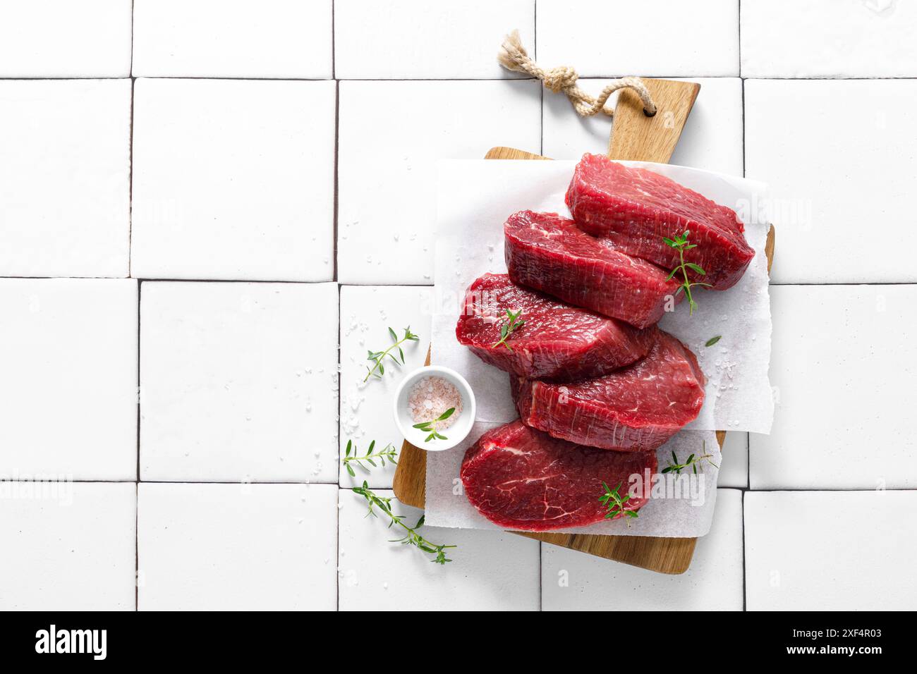 Boeuf. Filet de bœuf cru, steaks de bœuf avec ingrédients pour la cuisson. Vue de dessus Banque D'Images