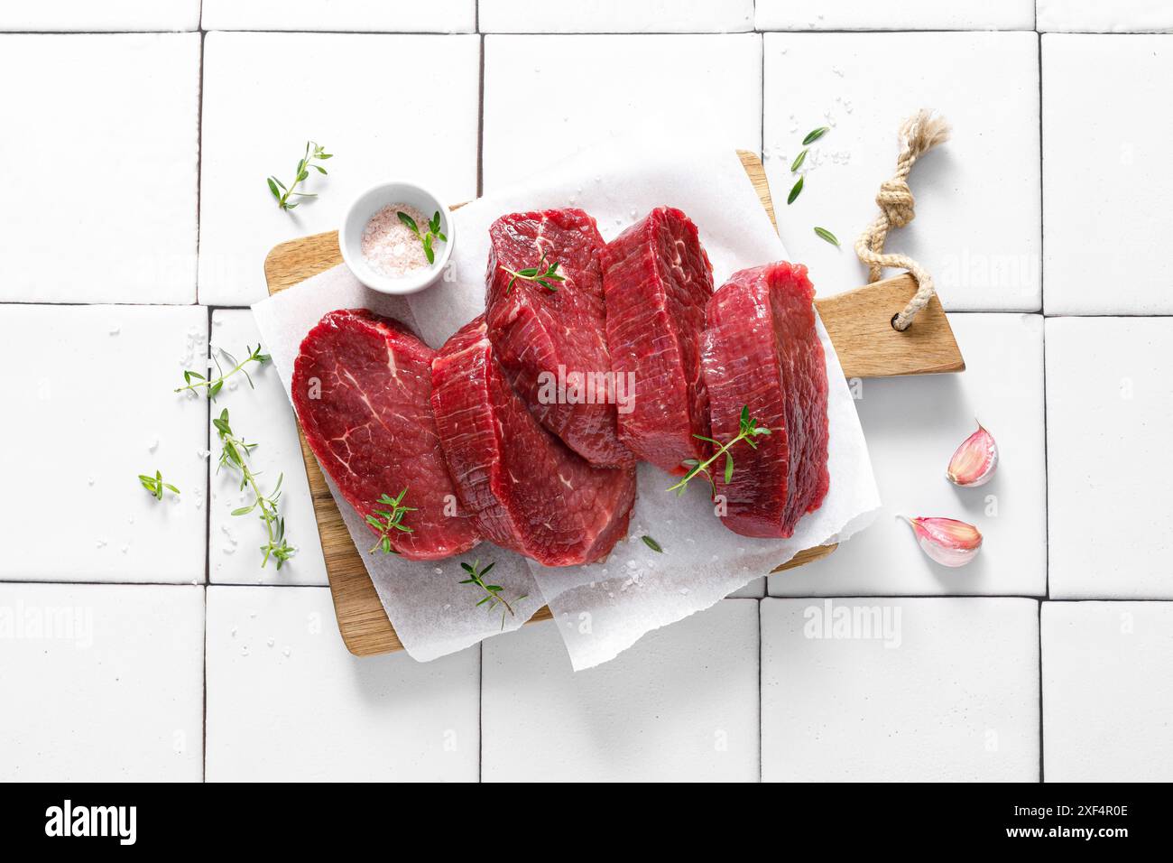 Boeuf. Filet de bœuf cru, steaks de bœuf avec ingrédients pour la cuisson. Vue de dessus Banque D'Images