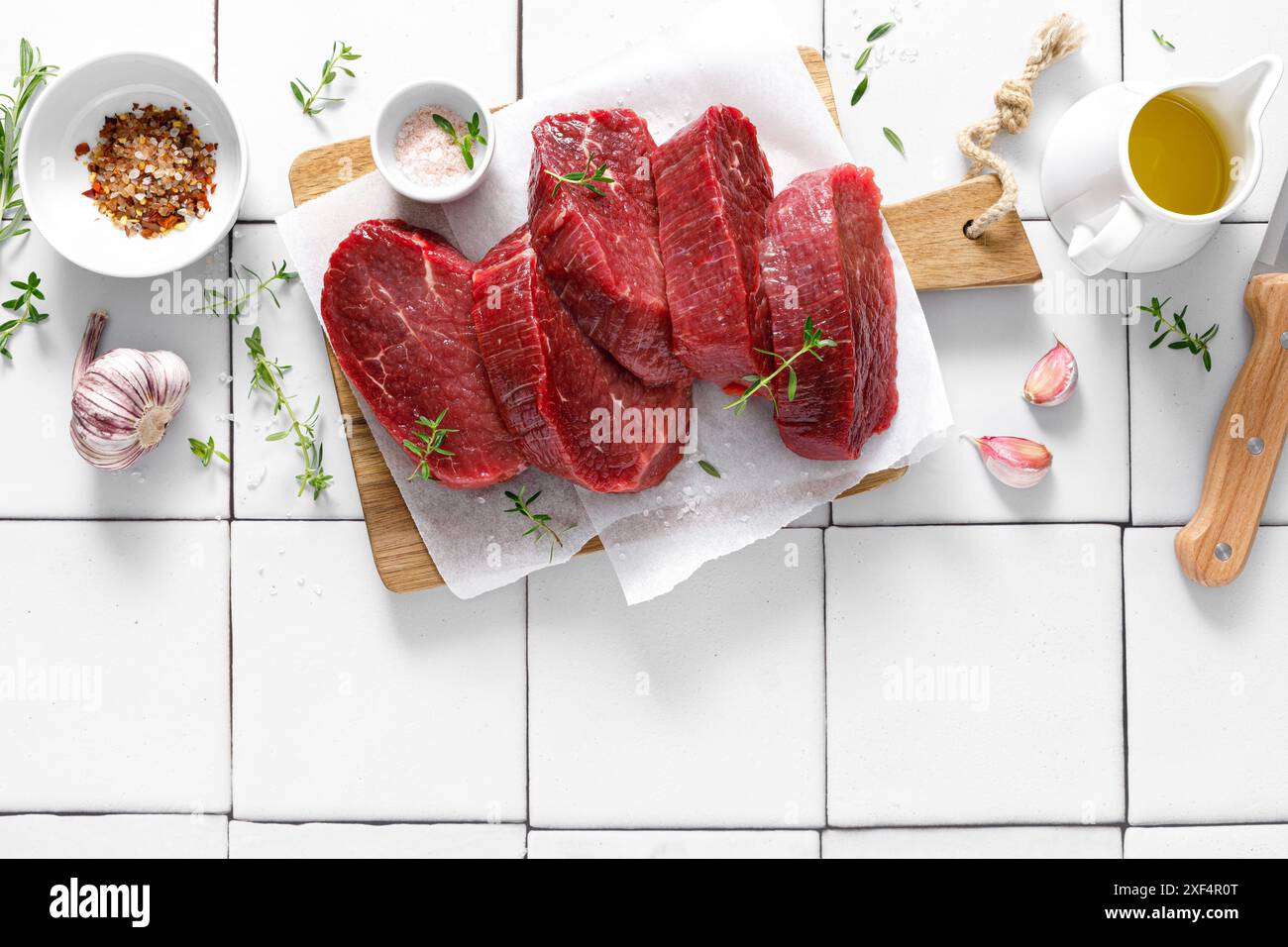 Boeuf. Filet de bœuf cru, steaks de bœuf avec ingrédients pour la cuisson. Vue de dessus Banque D'Images