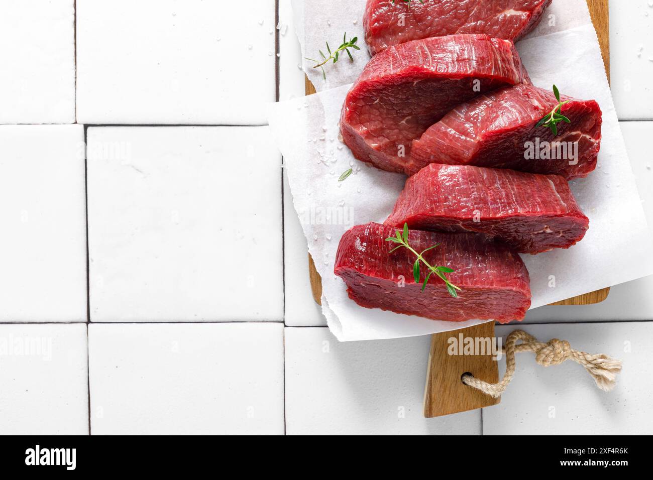 Boeuf. Filet de bœuf cru, steaks de bœuf avec ingrédients pour la cuisson. Vue de dessus Banque D'Images
